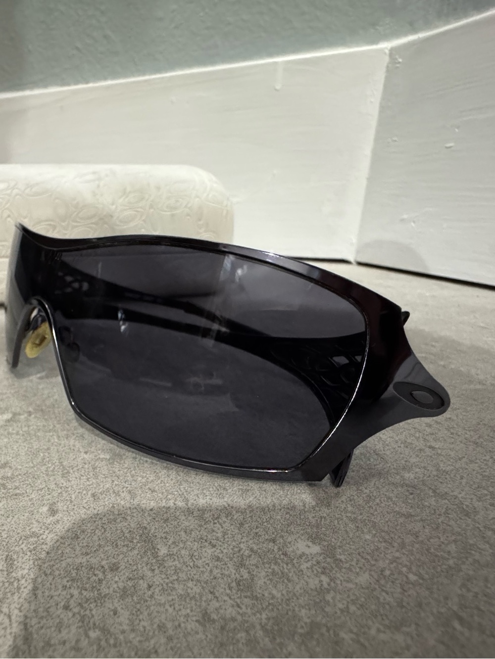 Oakley Dart OO4008 sunglasses featuring a polished black frame with grey lenses - Picture 15 of 15